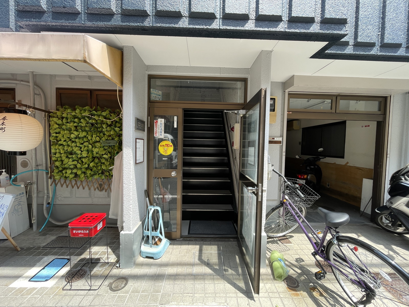 オフィスビル出入口