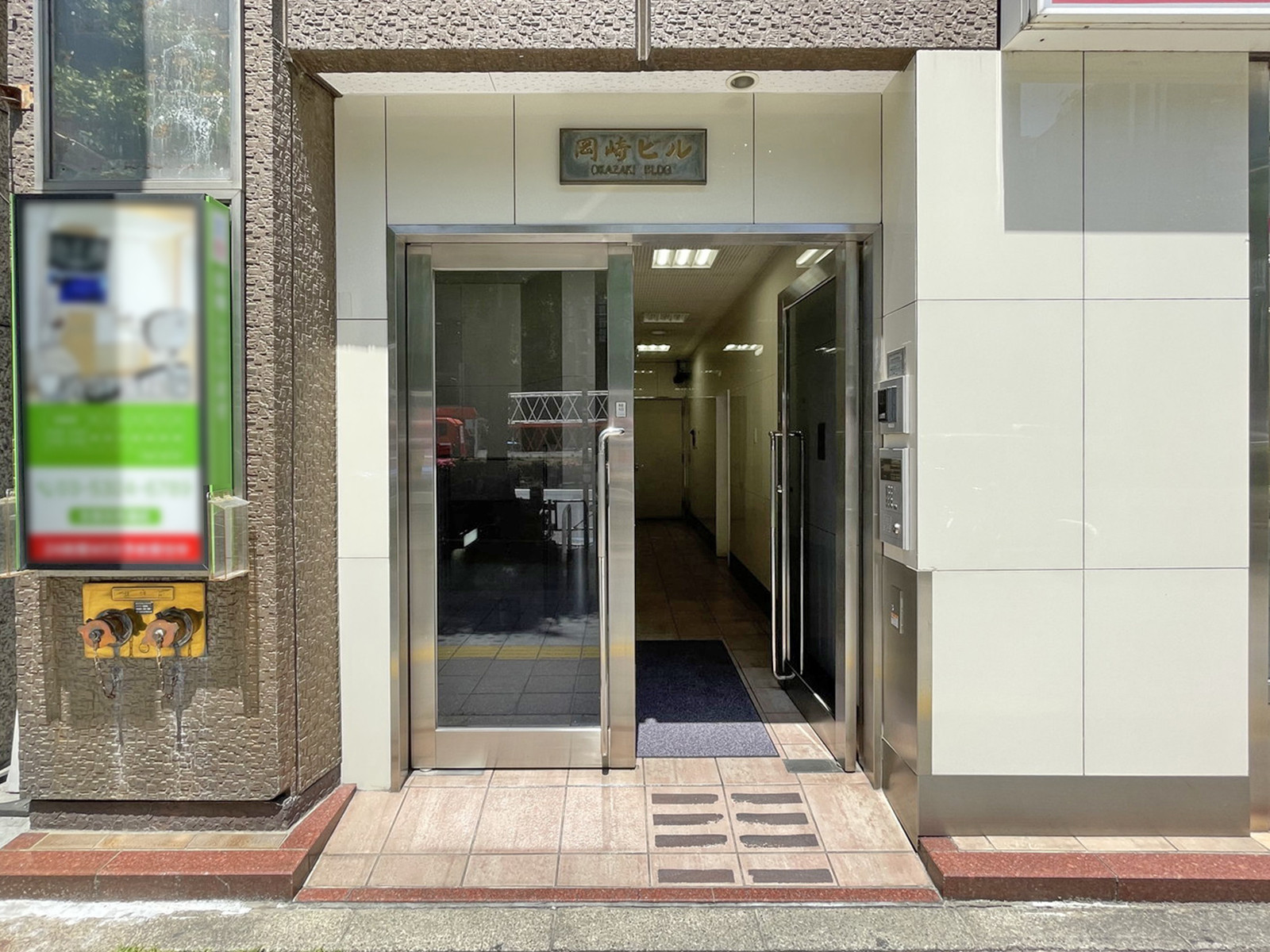 オフィスビル出入口