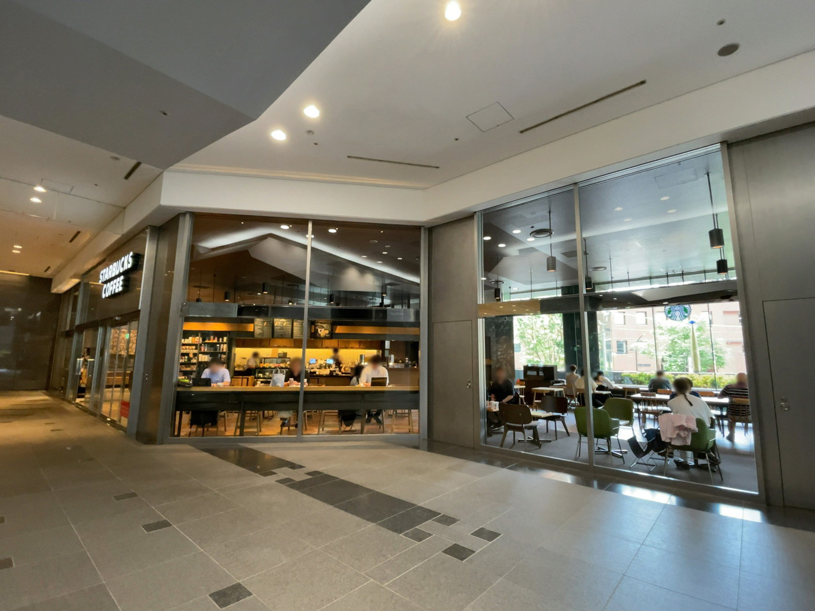 1階のスターバックス コーヒー 新宿マインズタワー店