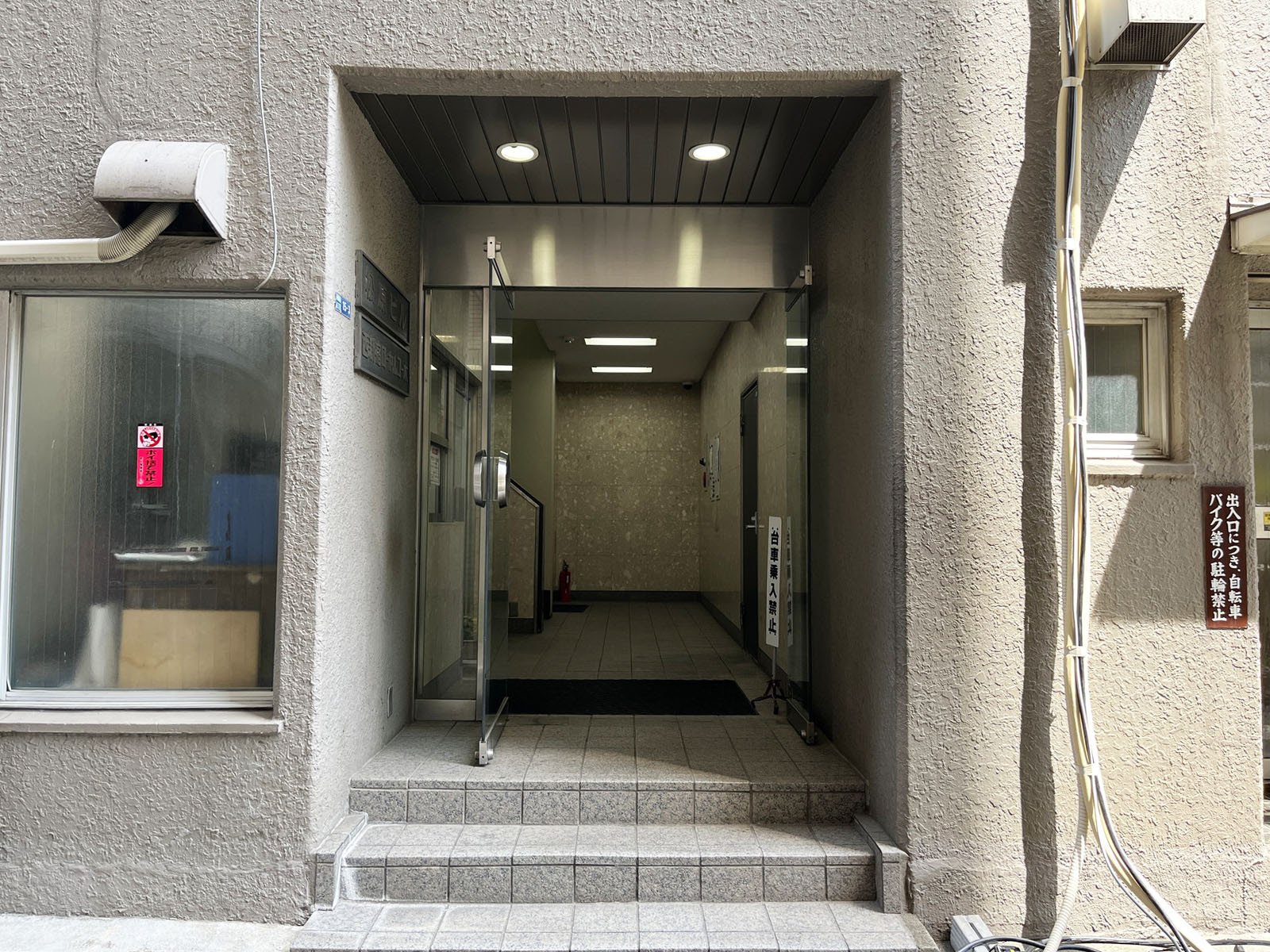 オフィスビル出入口