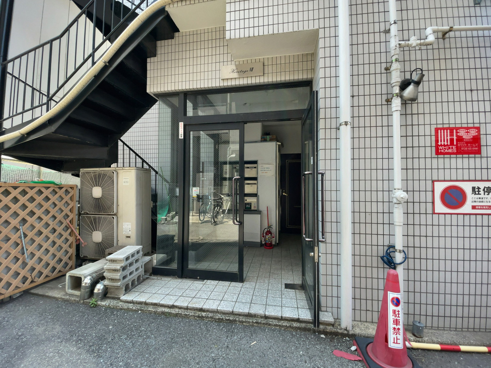 オフィスビル出入口