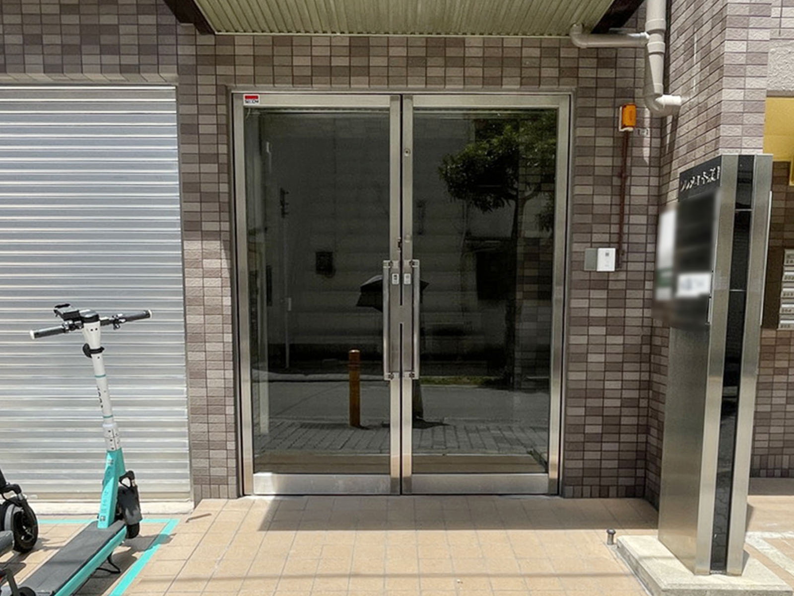 オフィスビル出入口