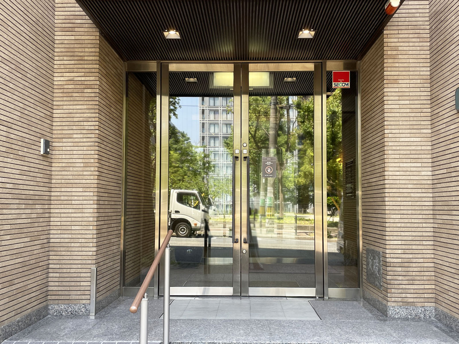 オフィスビル出入口