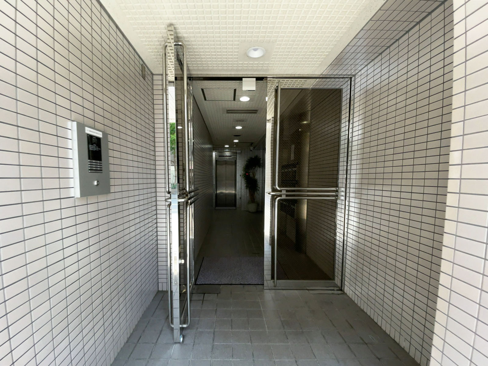 オフィスビル出入口