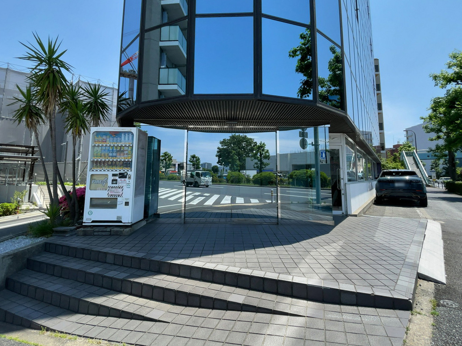 オフィスビル出入口