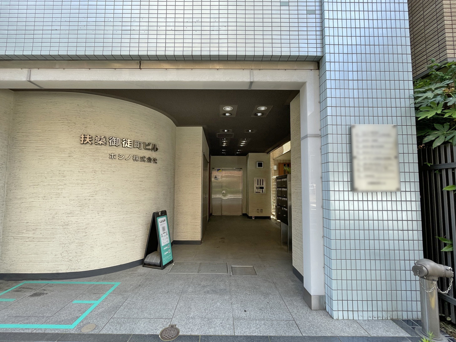 オフィスビル出入口