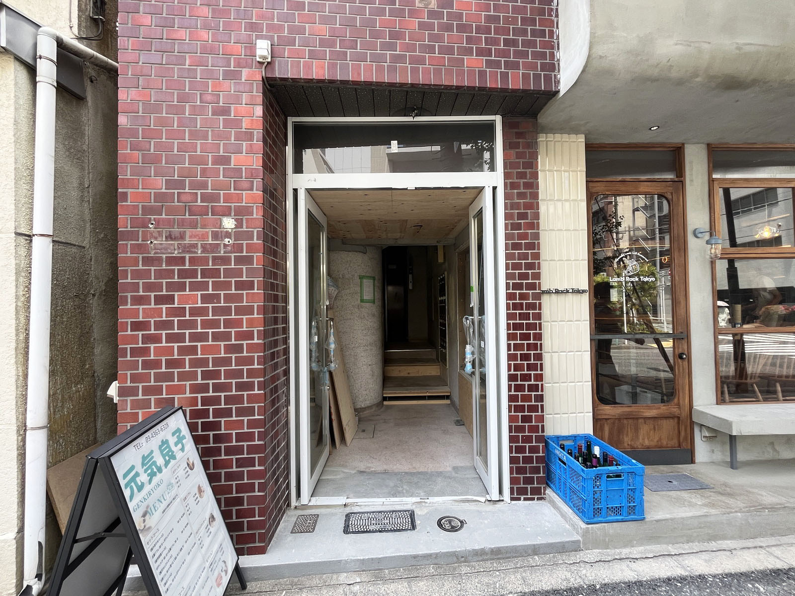 オフィスビル出入口