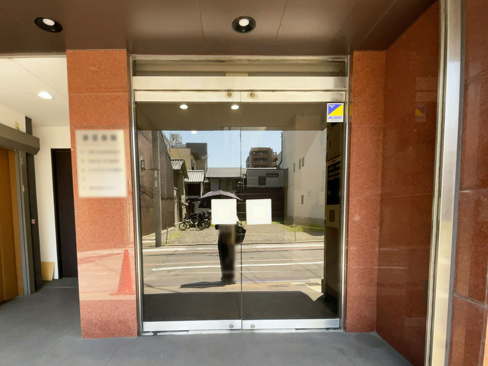 オフィスビル出入口