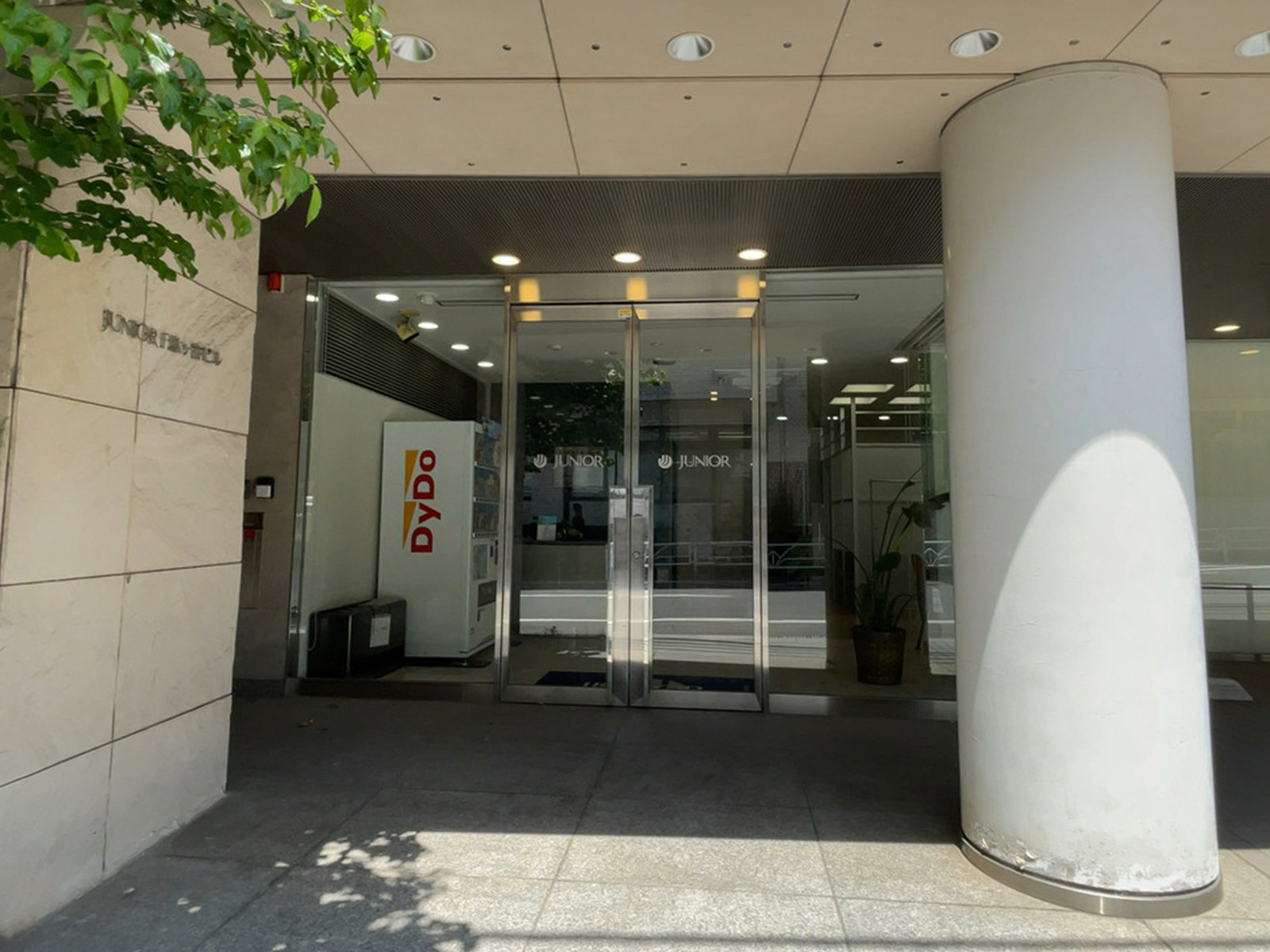 オフィスビル出入口