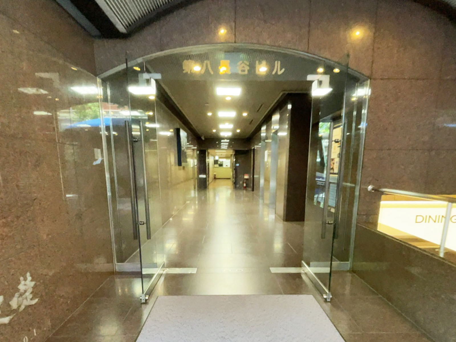 オフィスビル出入口