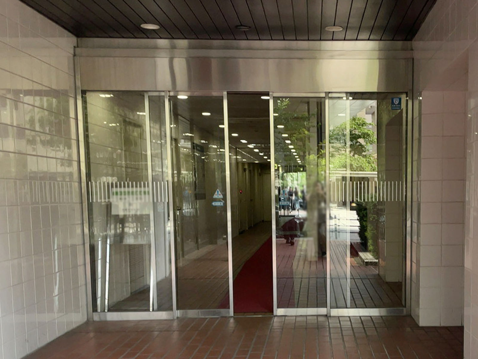 オフィスビル出入口