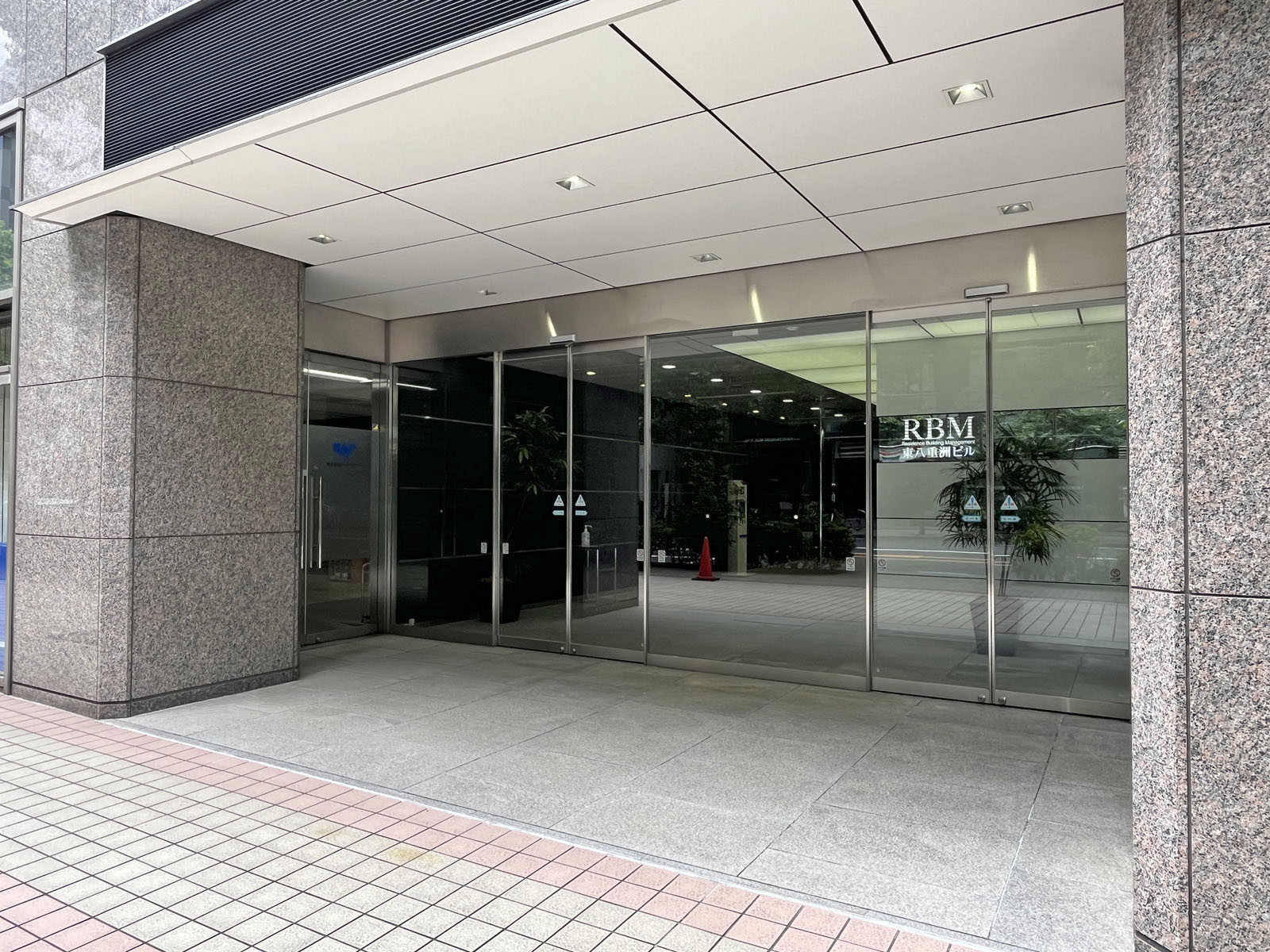 オフィスビル出入口