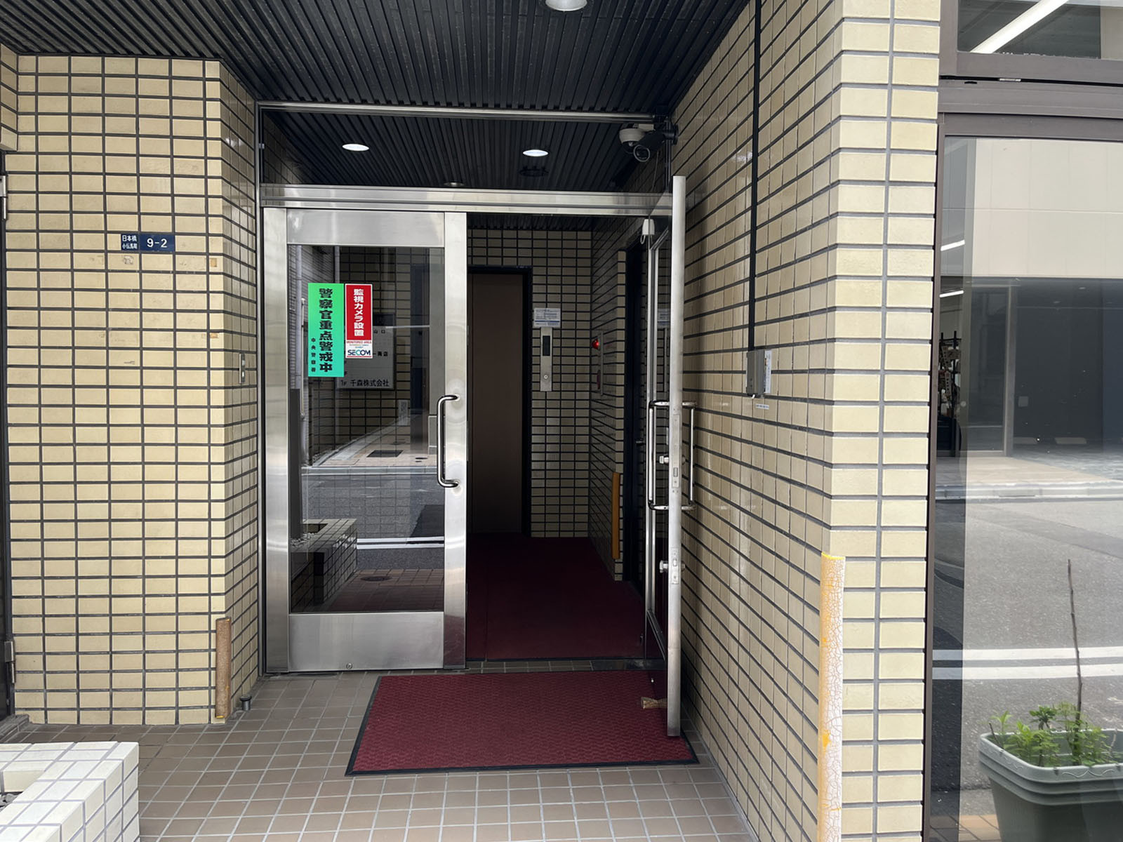 オフィスビル出入口