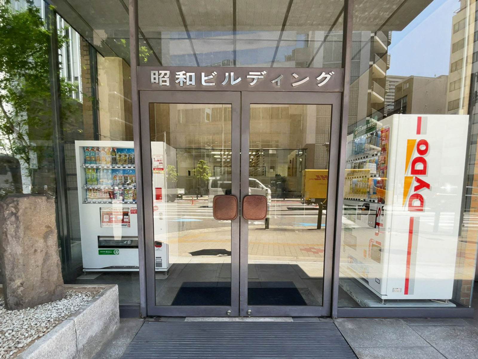 オフィスビル出入口