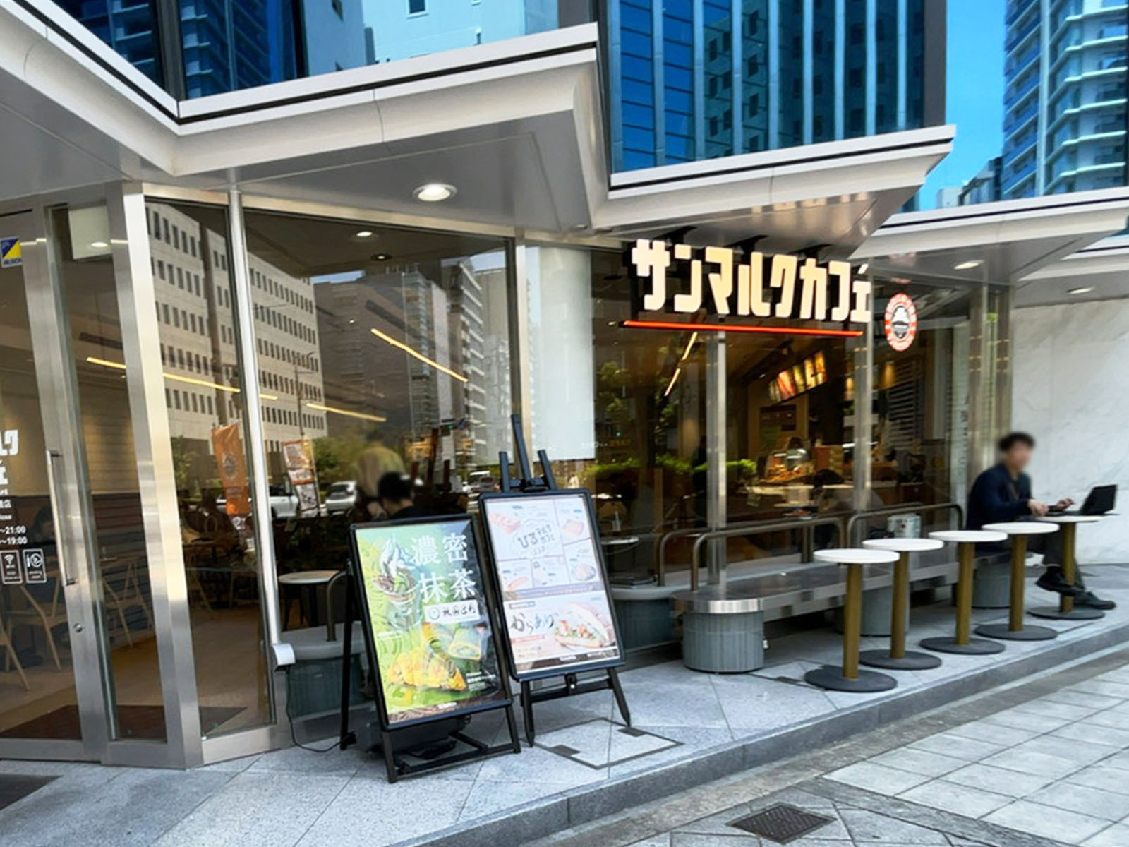 1階のサンマルクカフェ 本町信濃橋店