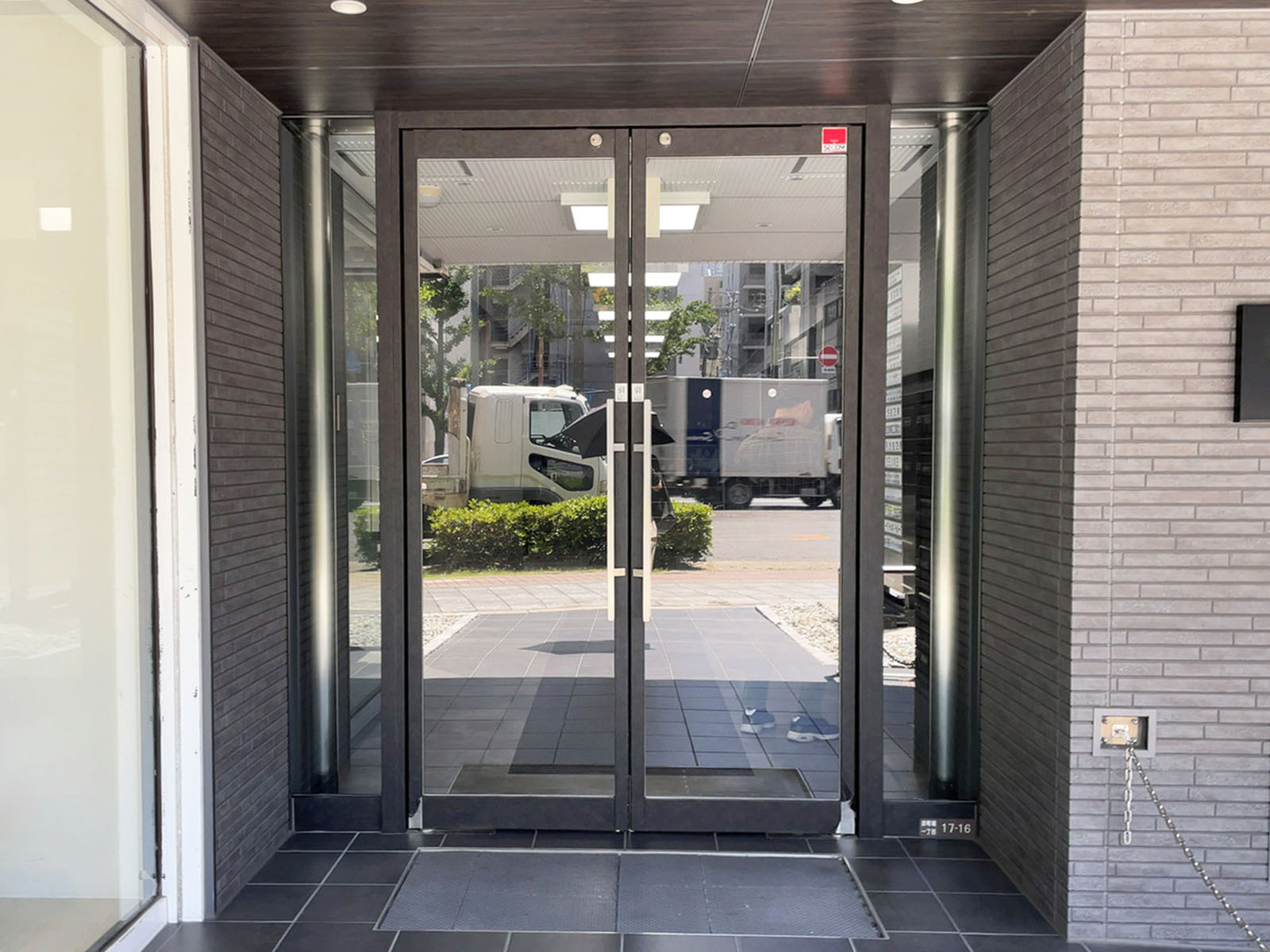 オフィスビル出入口