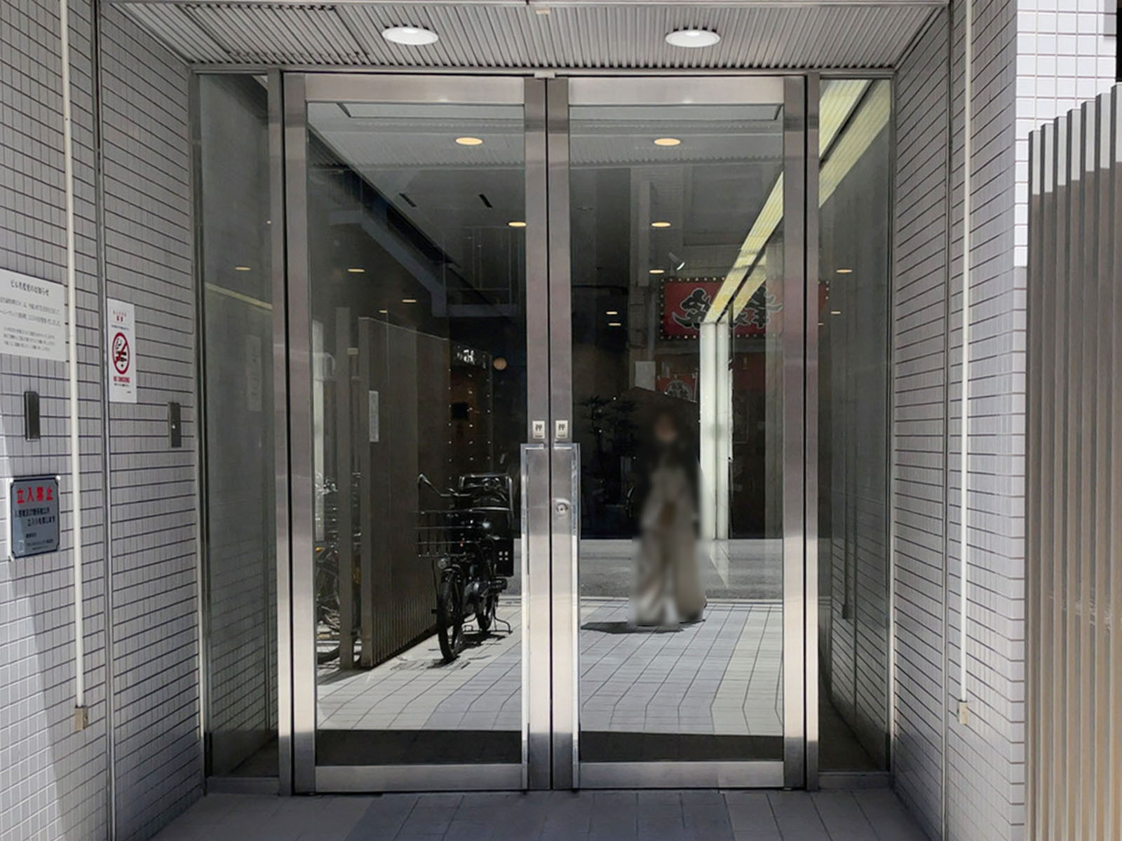オフィスビル出入口