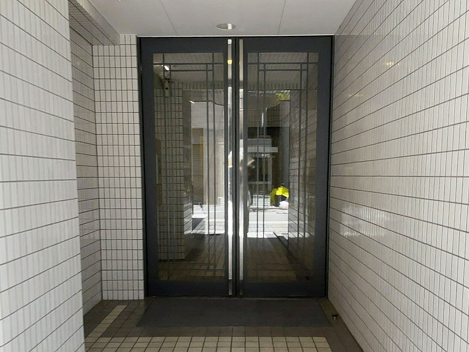 オフィスビル出入口