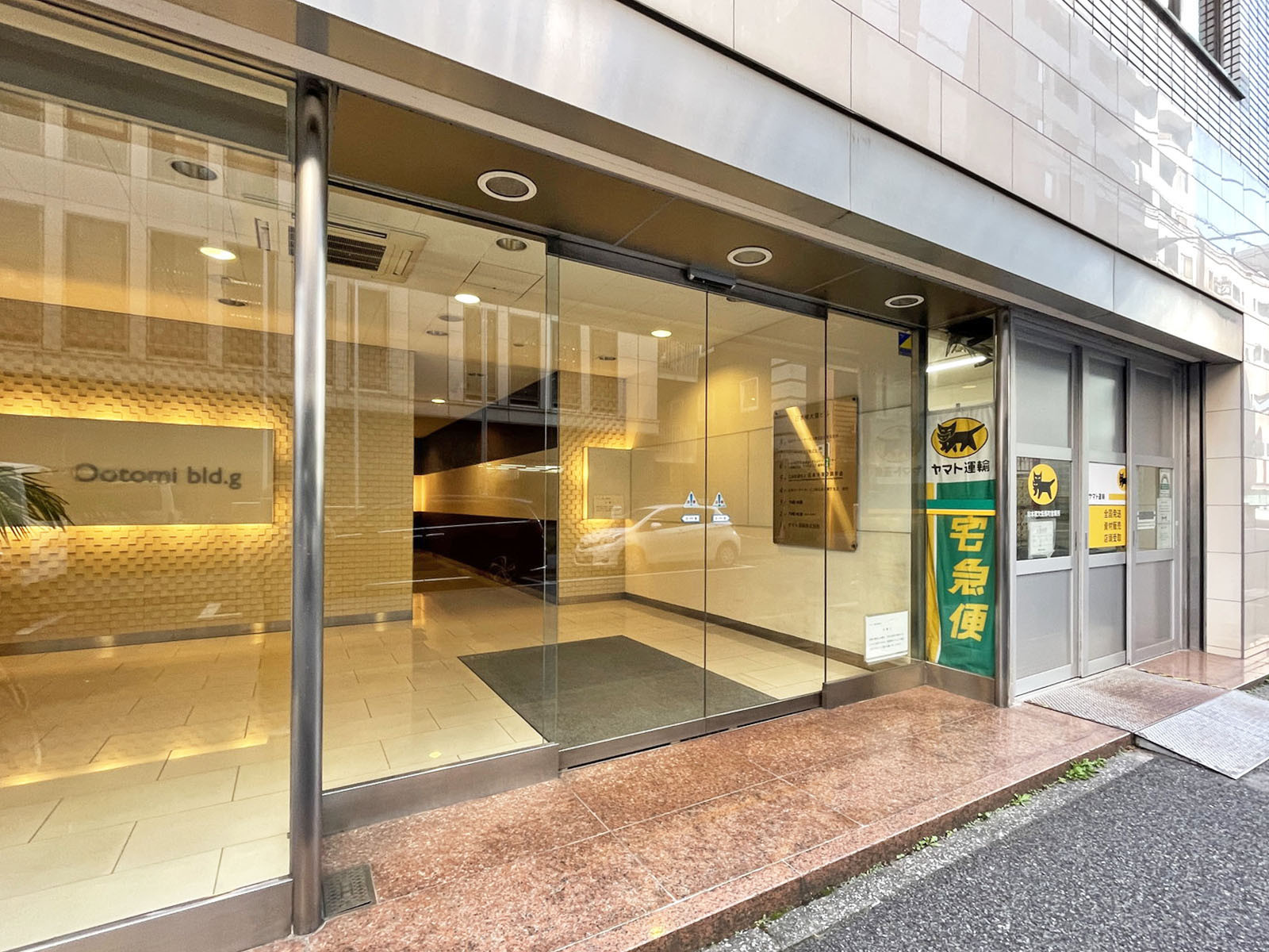 オフィスビル出入口