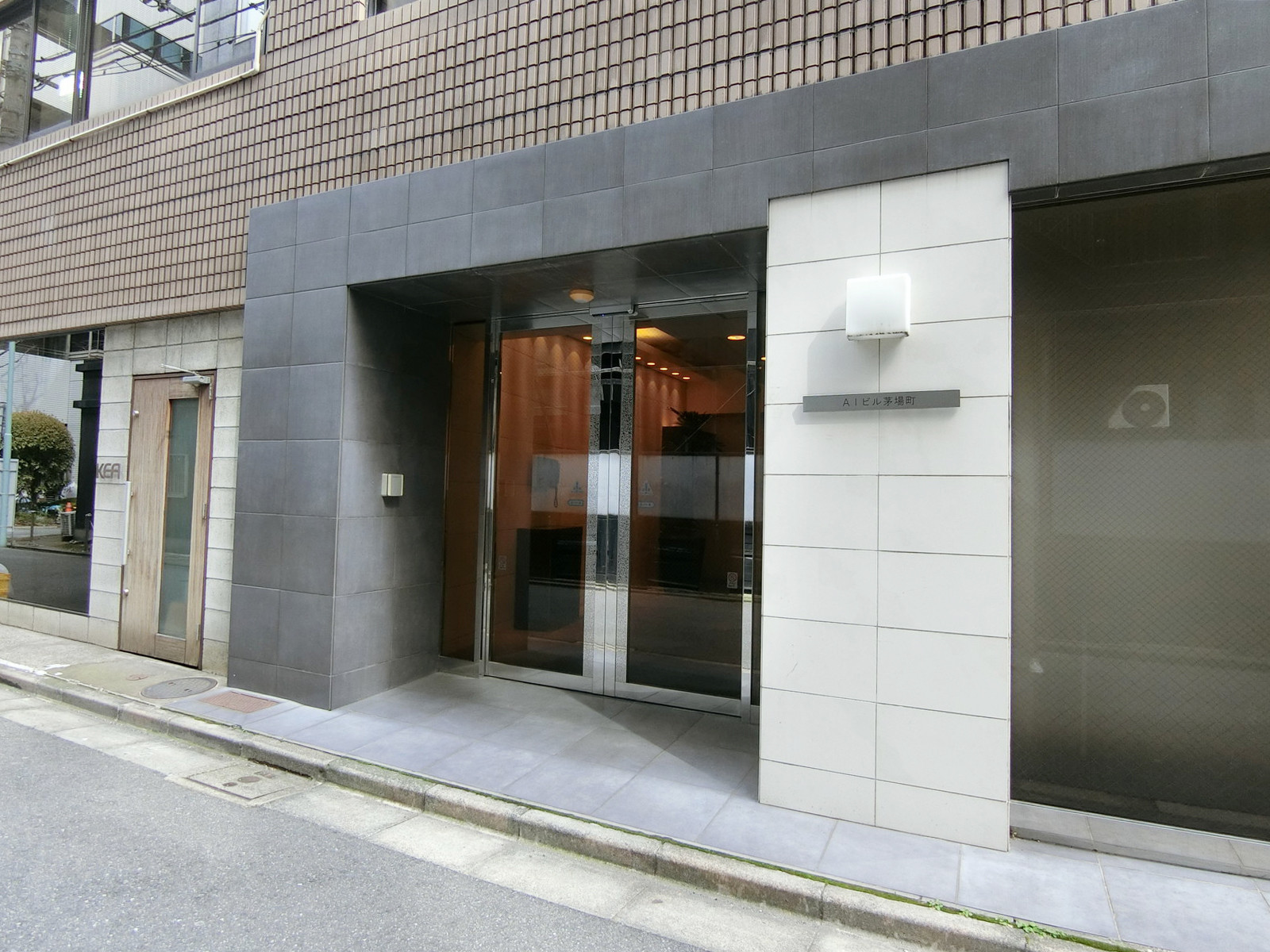 オフィスビル出入り口