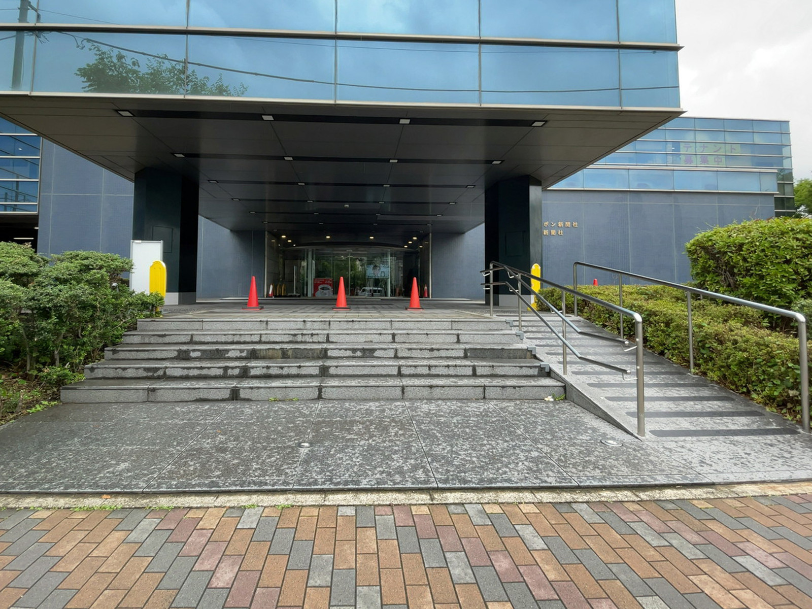 出入り口の階段