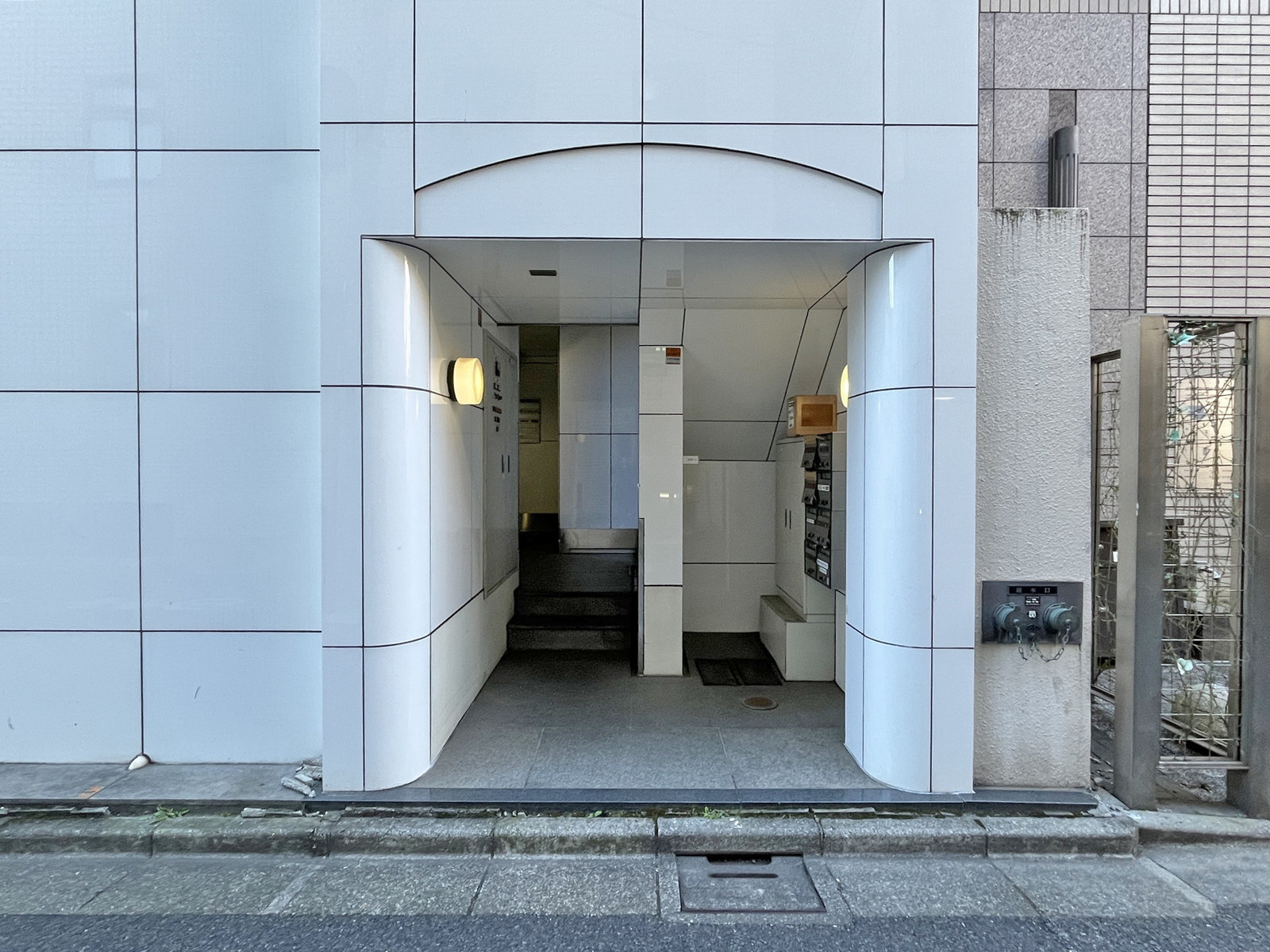 オフィスビル出入口