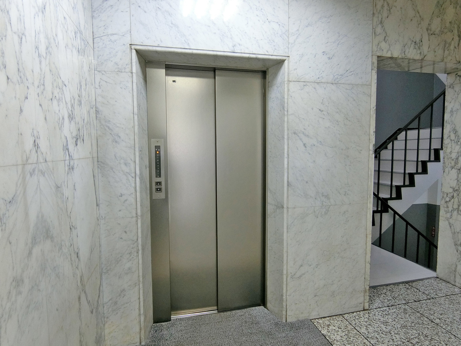 エレベーター(1基)
