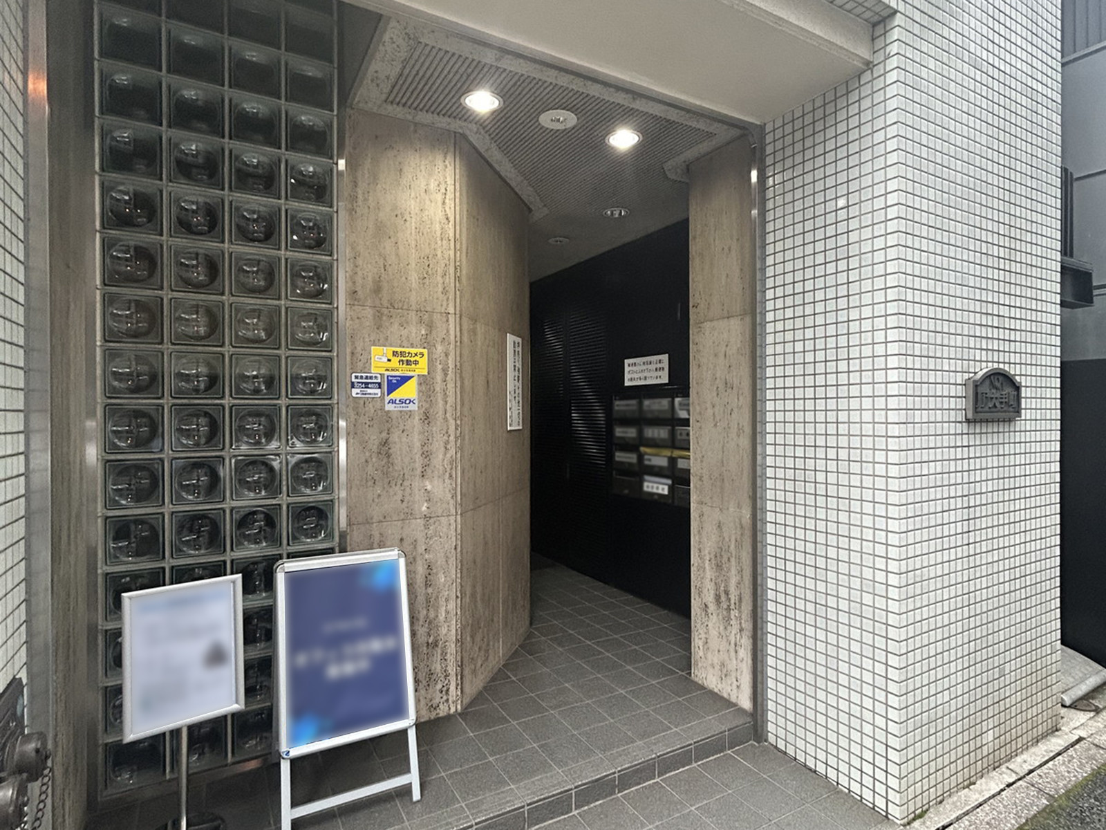 オフィスビル出入口