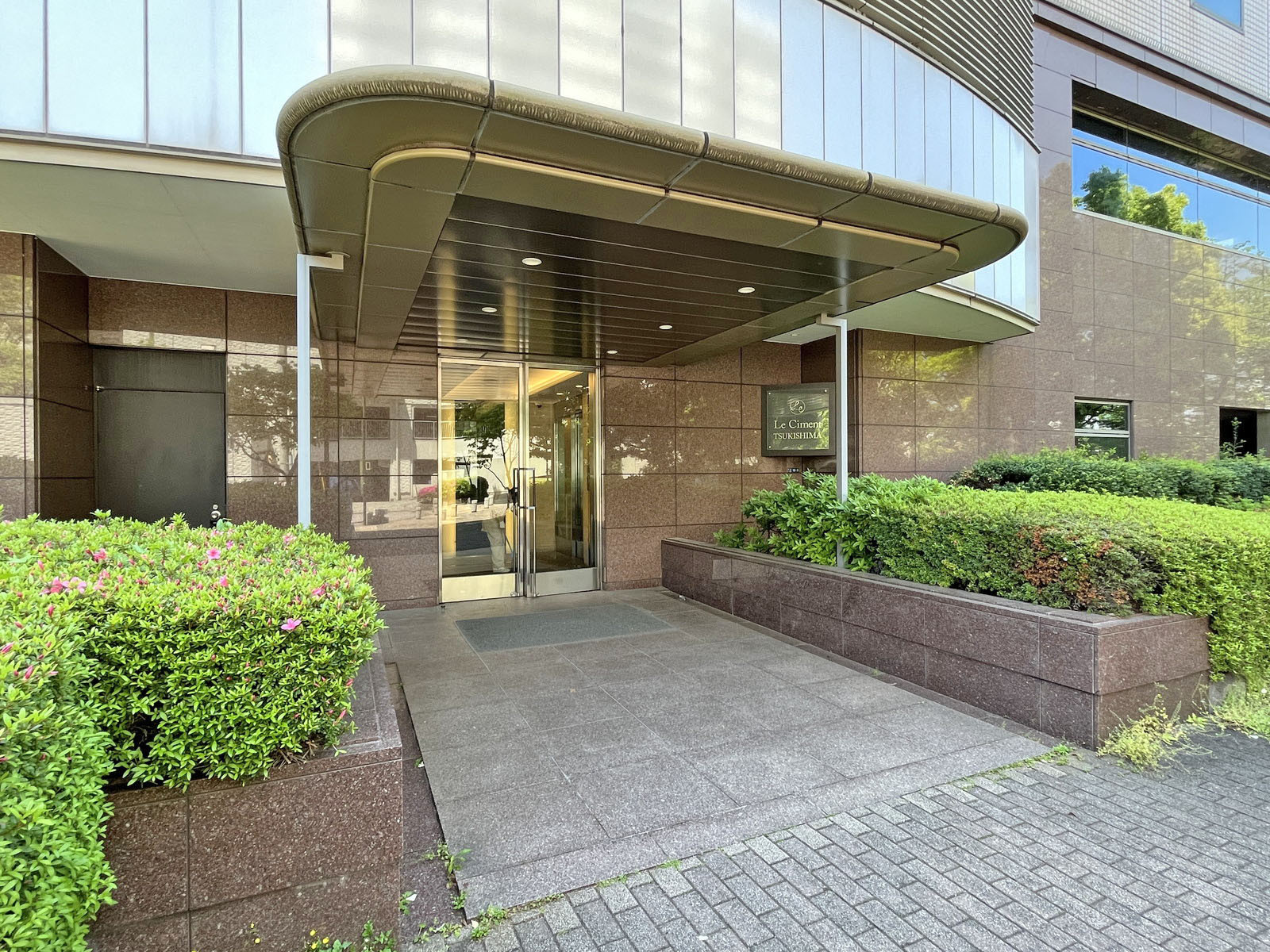 住居マンション出入口