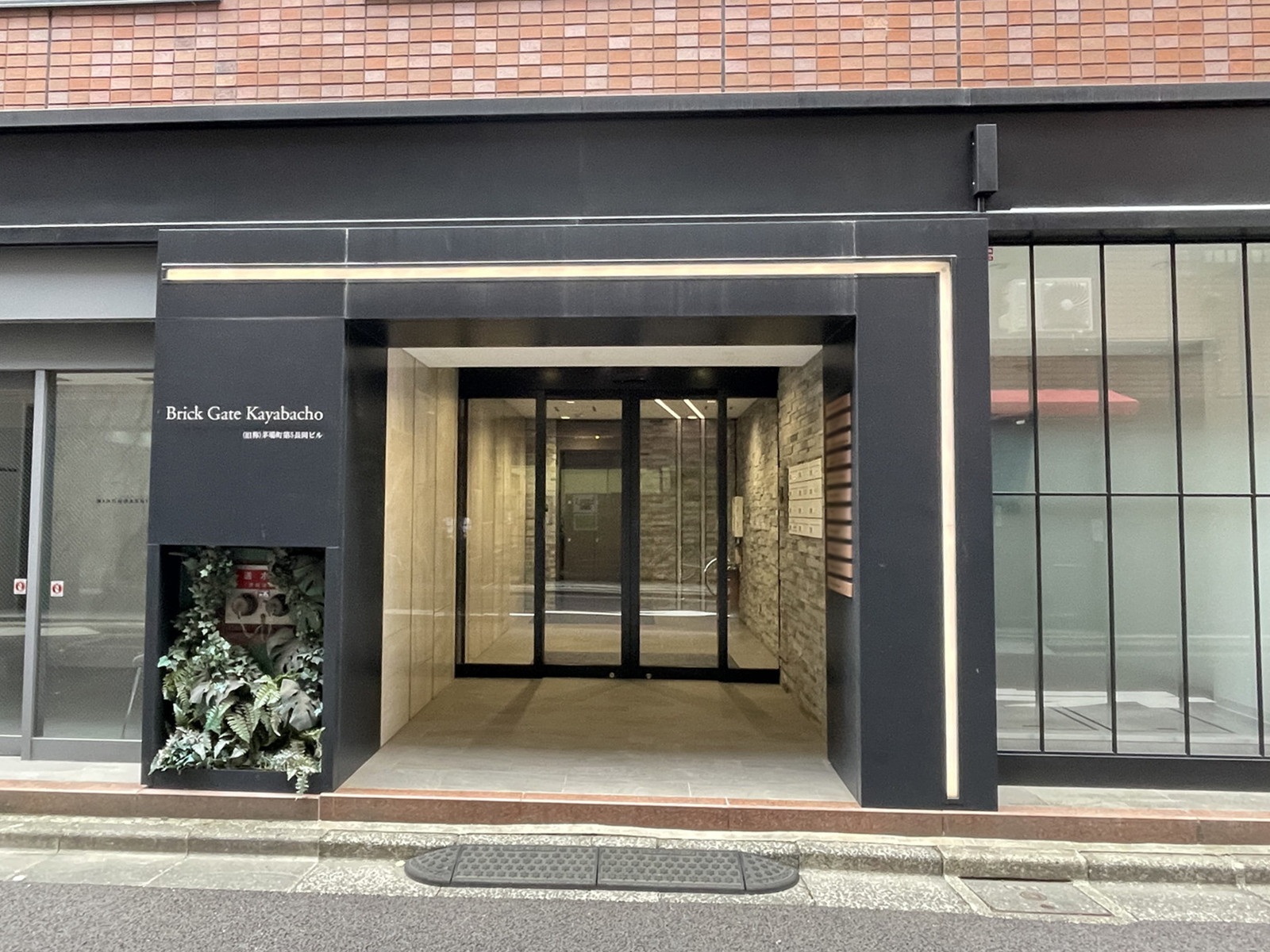 オフィスビル出入口