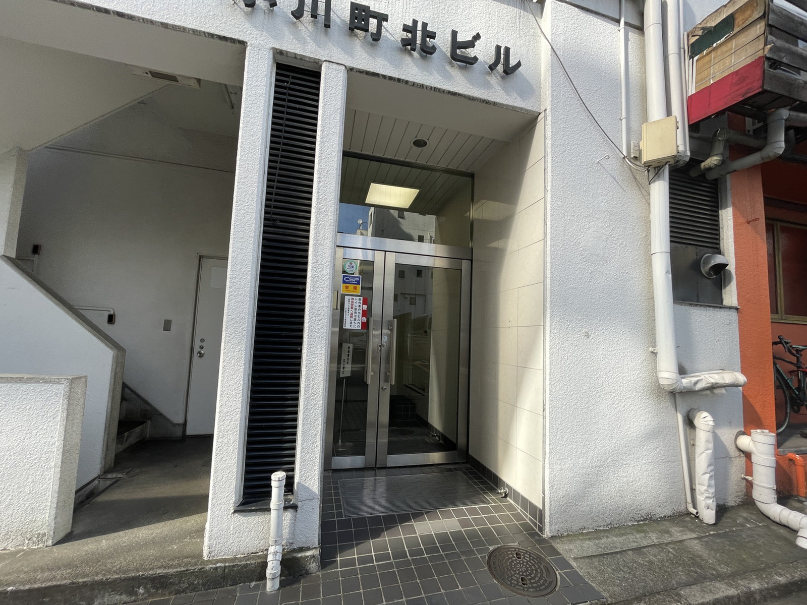 オフィスビル出入口