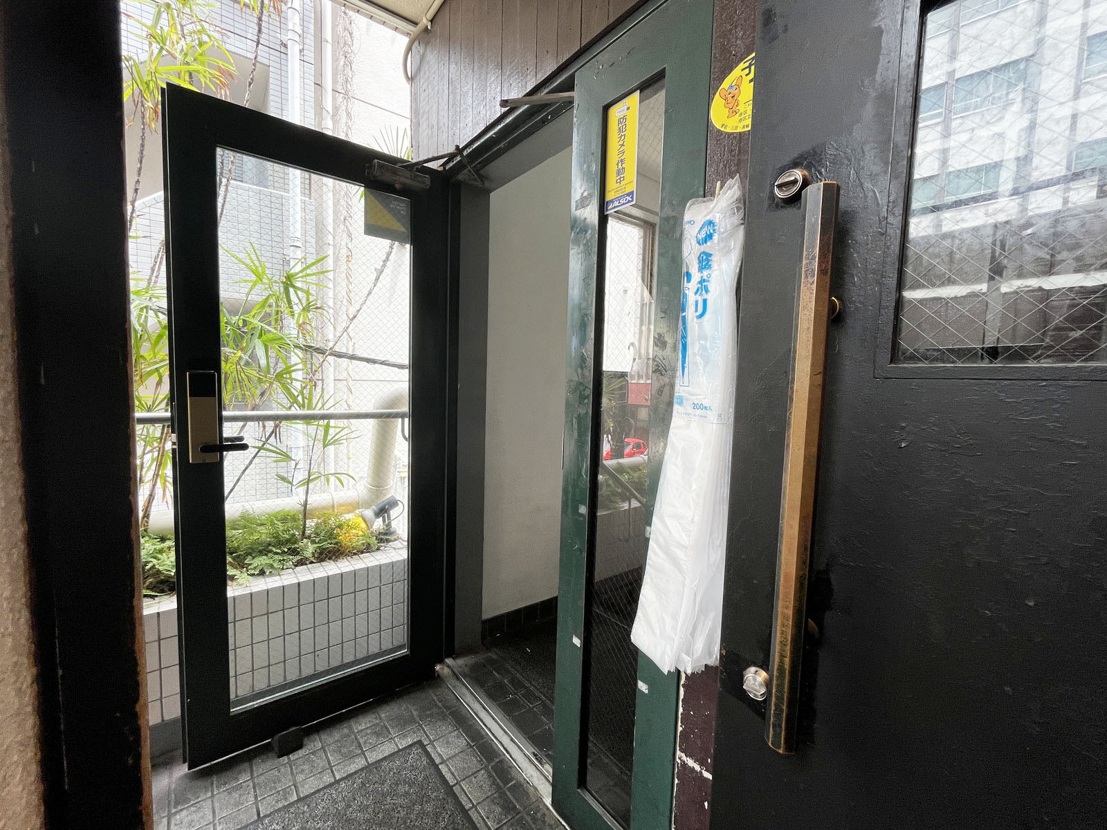オフィスビル出入口