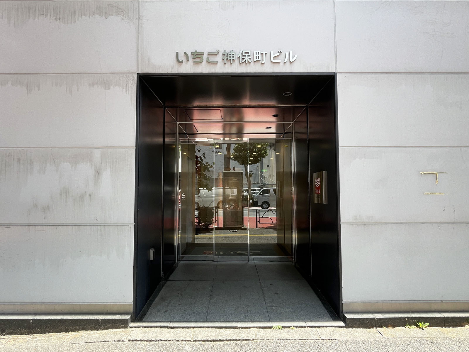 オフィスビル出入口