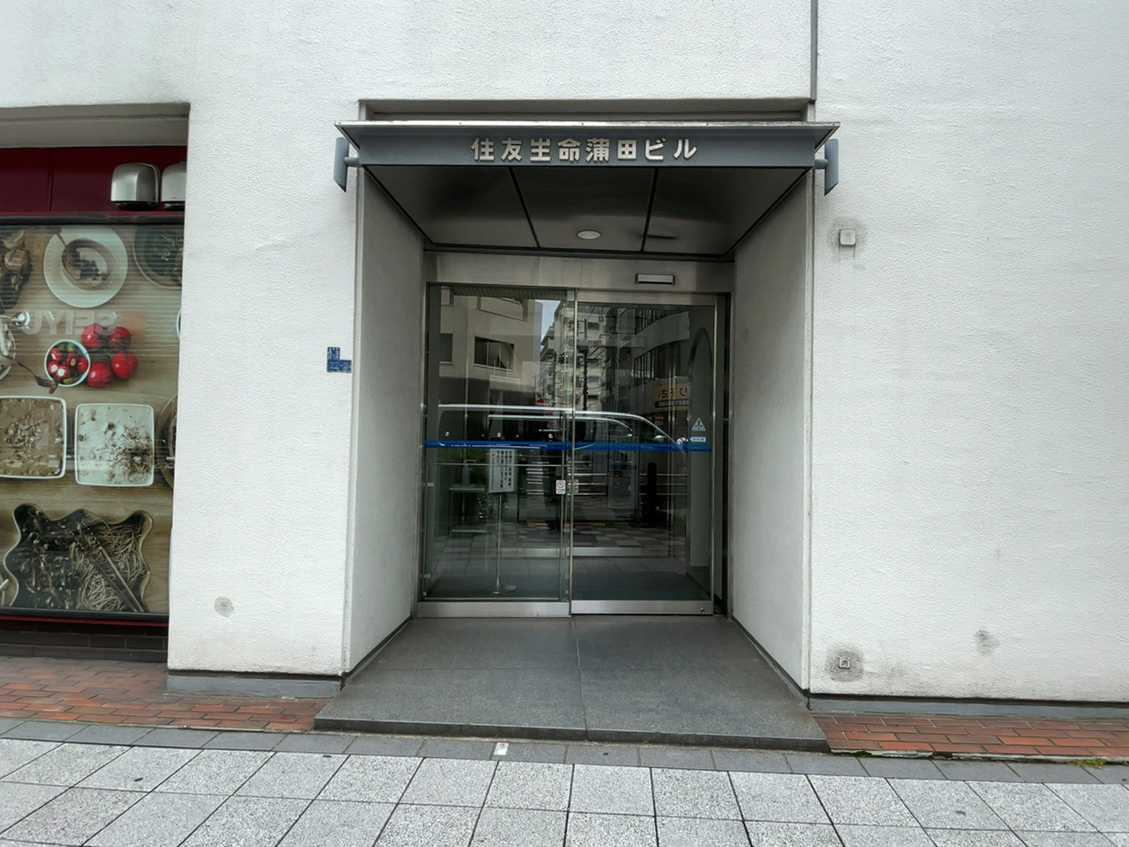 オフィスビル出入口