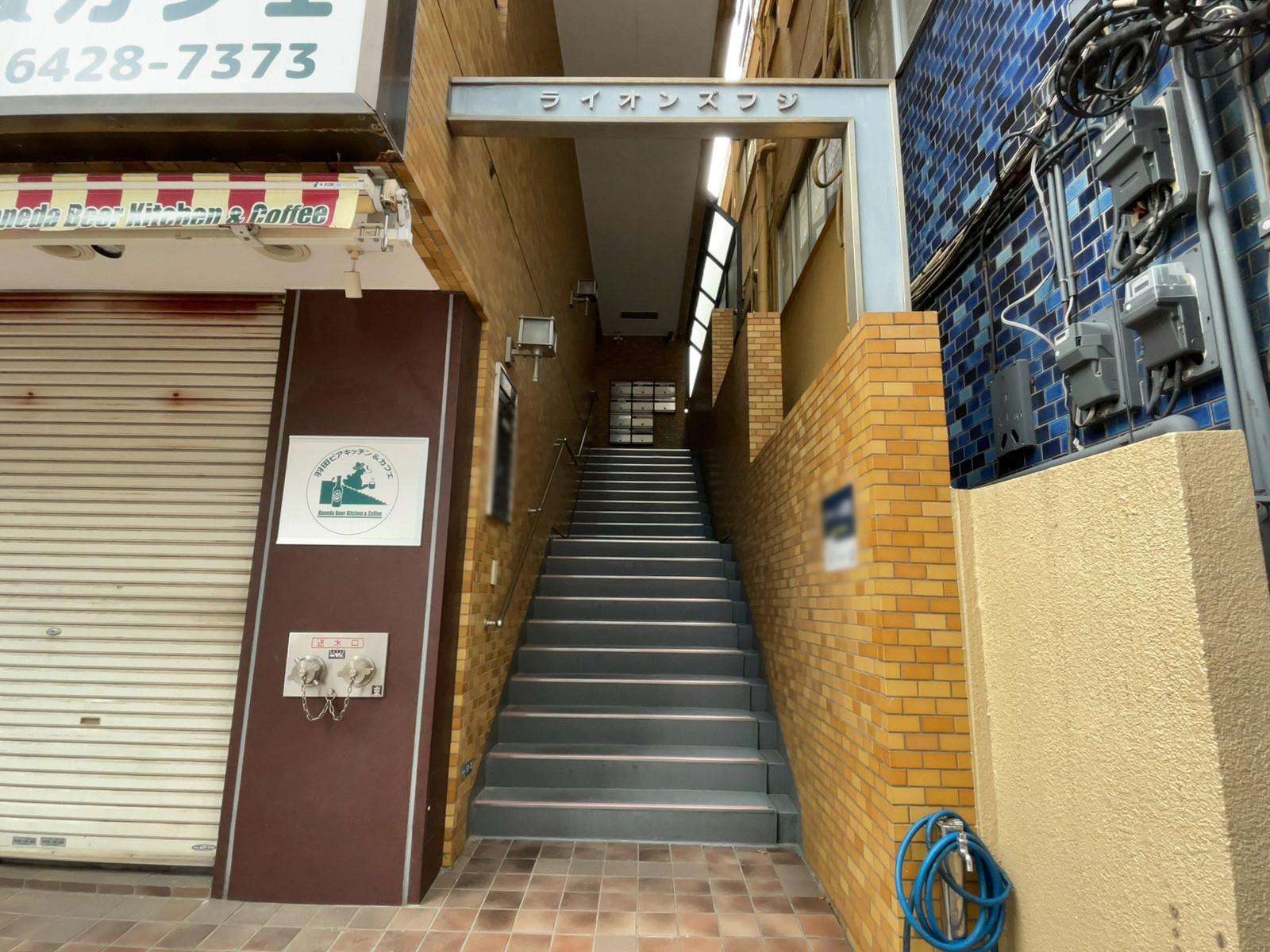 出入り口前の階段