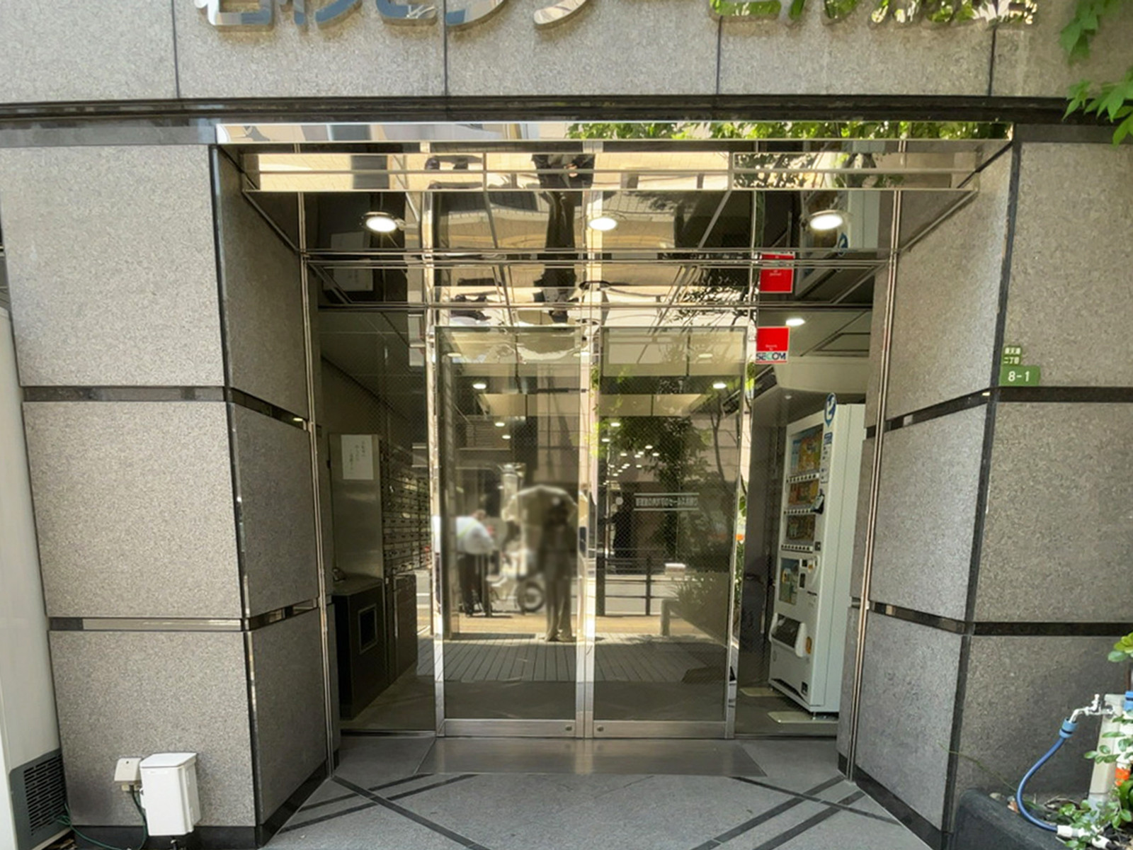 オフィスビル出入口