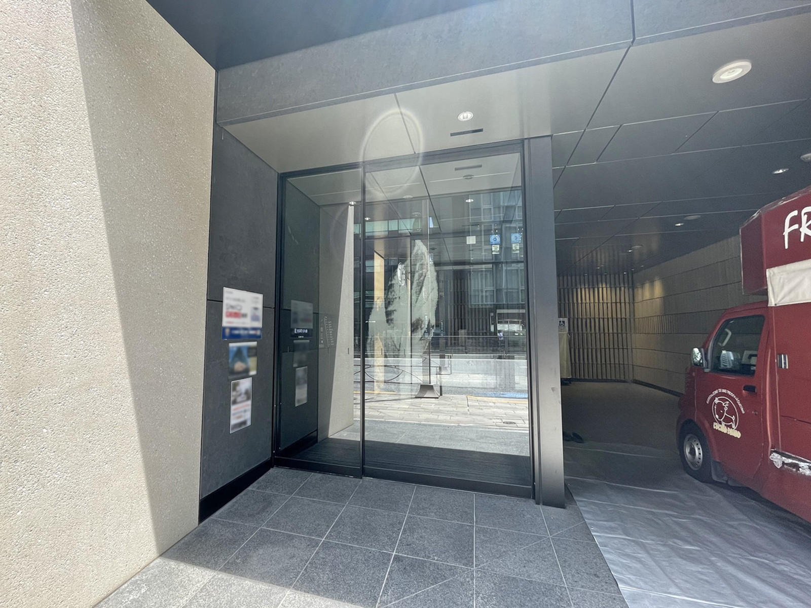 オフィスビル出入口