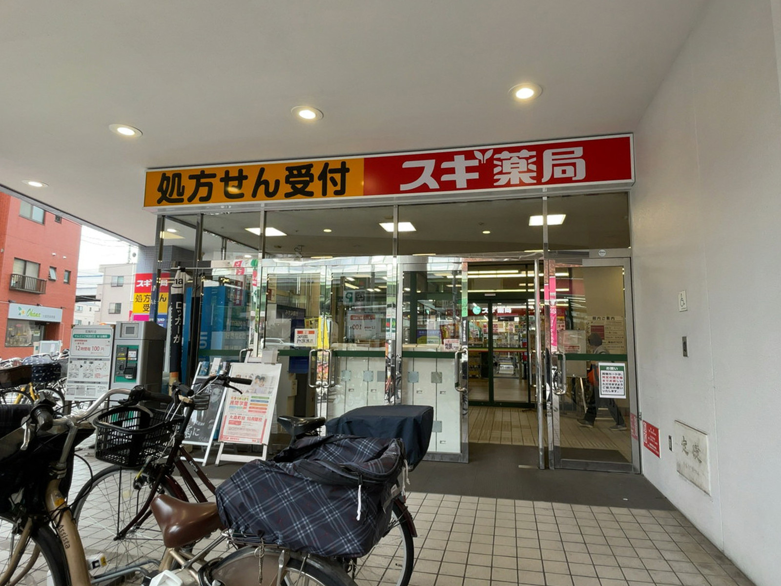 オフィスビル出入口
