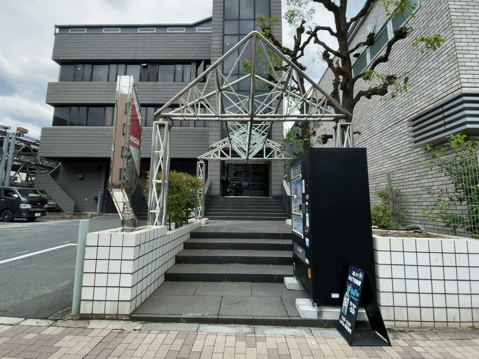出入り口前の階段