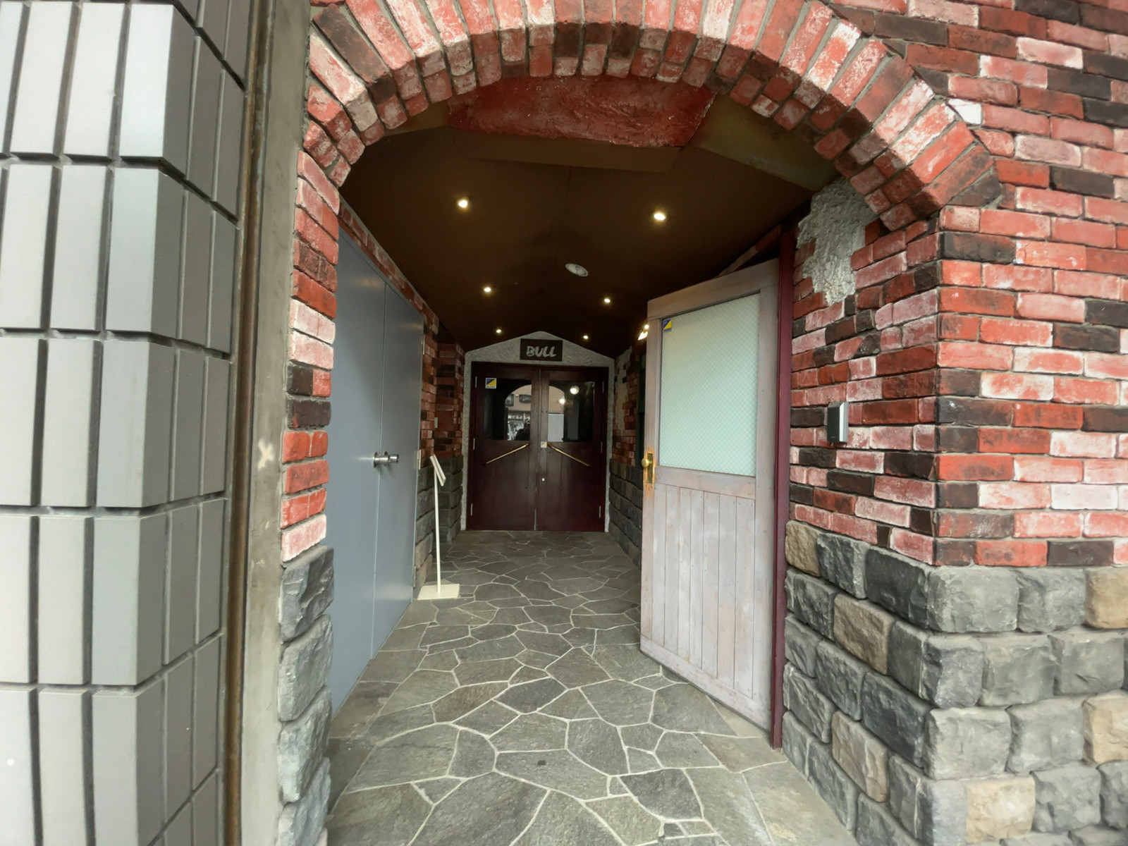 1階テナント出入り口