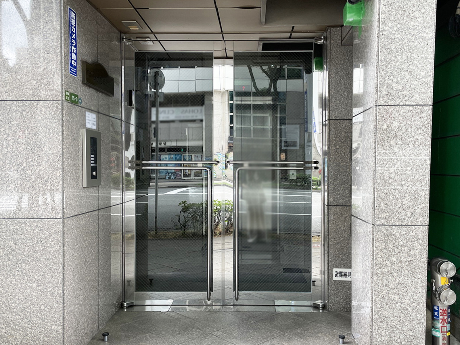 オフィスビル出入口