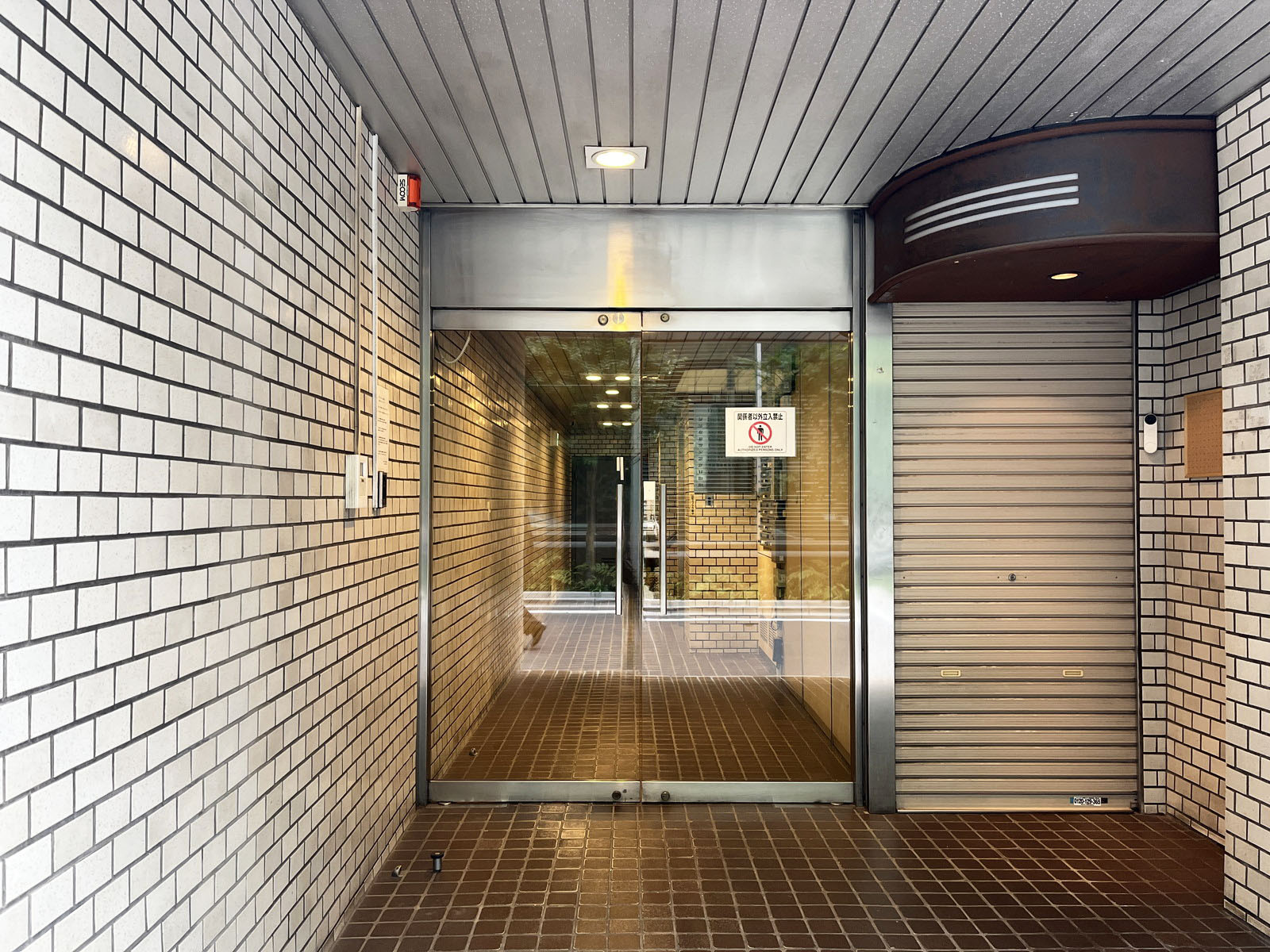 オフィスビル出入口