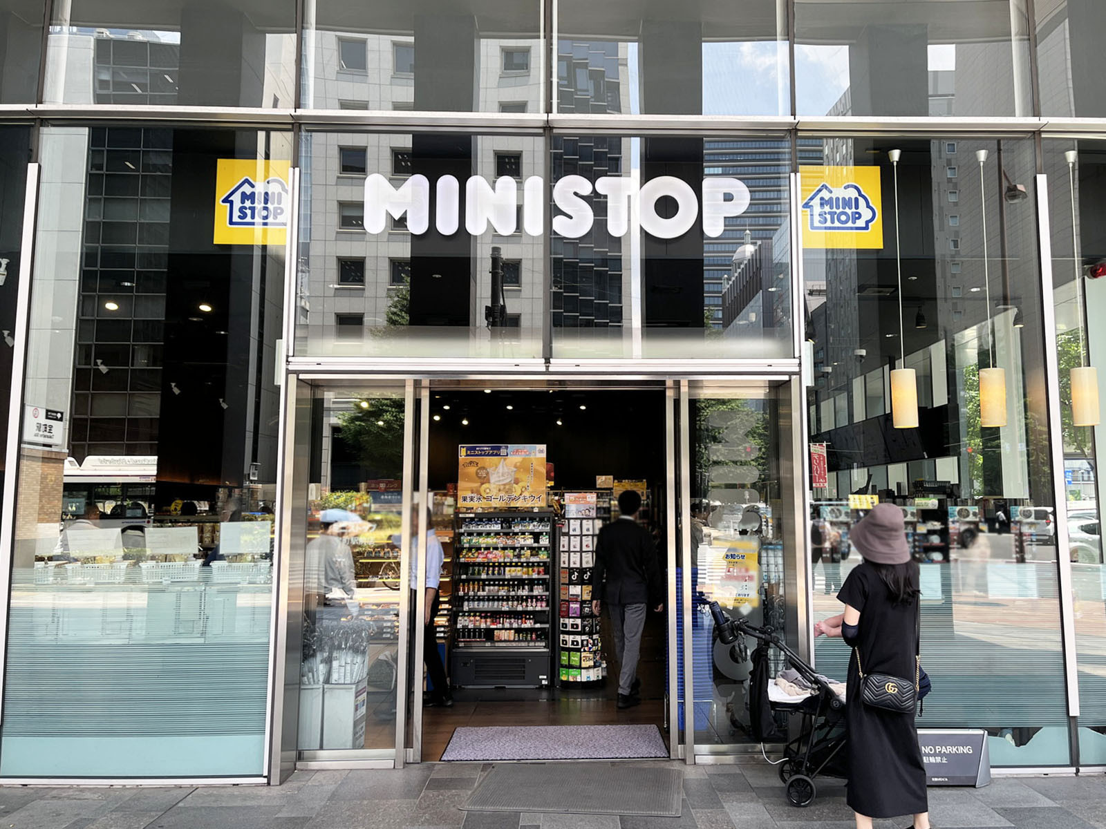 1階のミニストップ 宝町駅前店