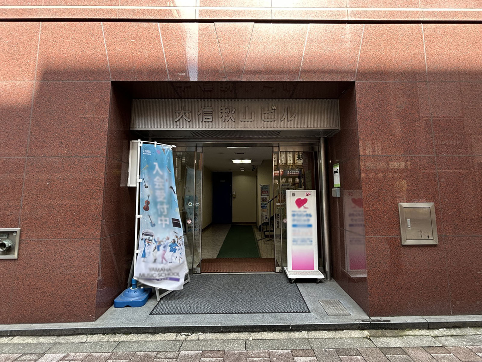 オフィスビル出入口