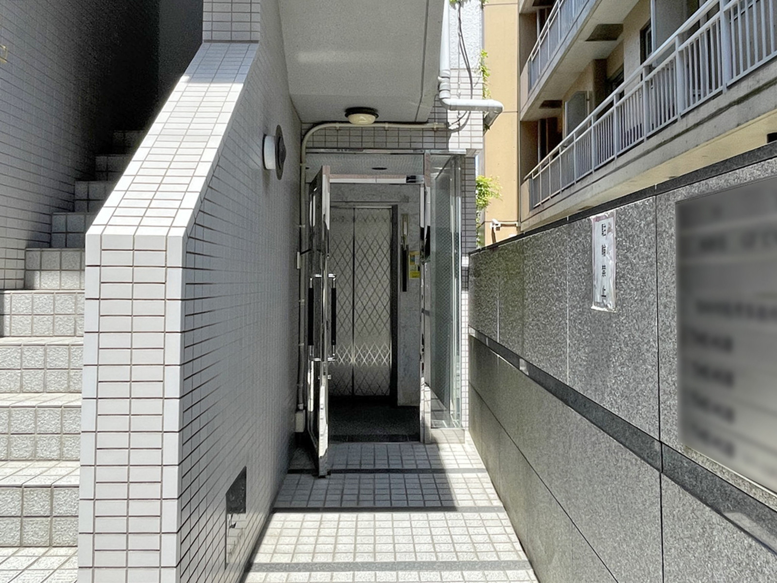 オフィスビル出入口