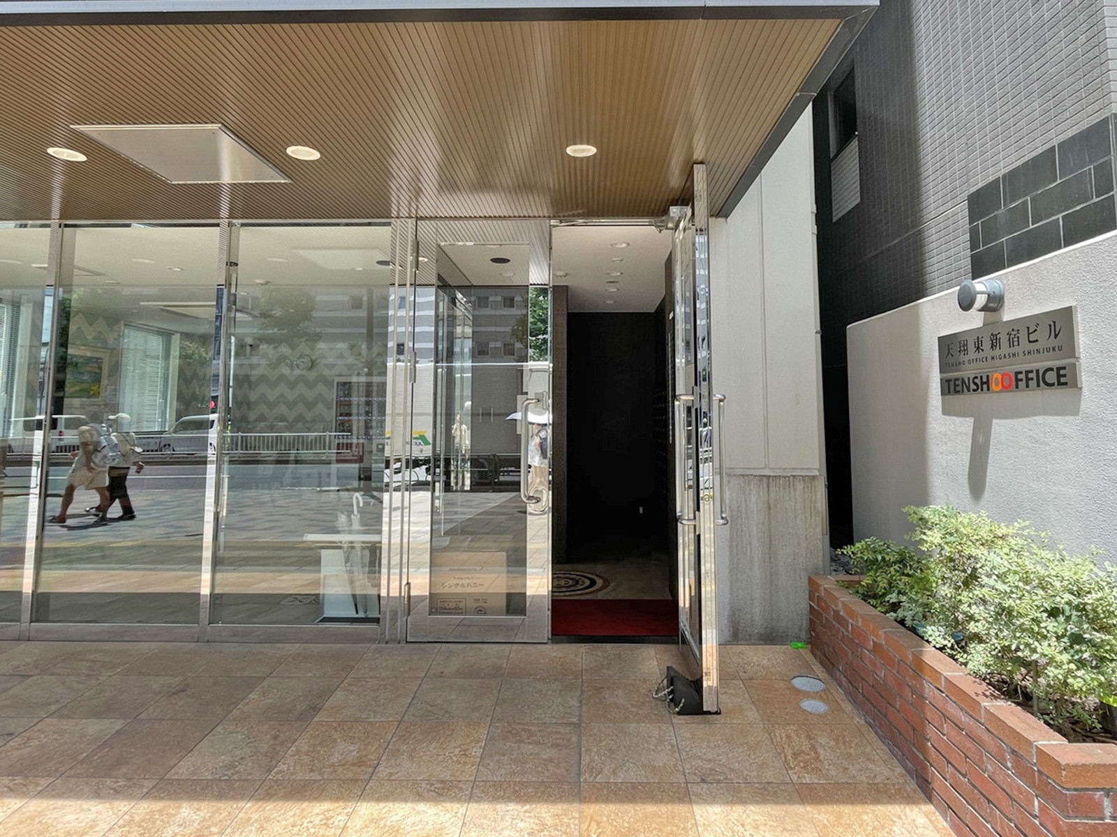 オフィスビル出入口