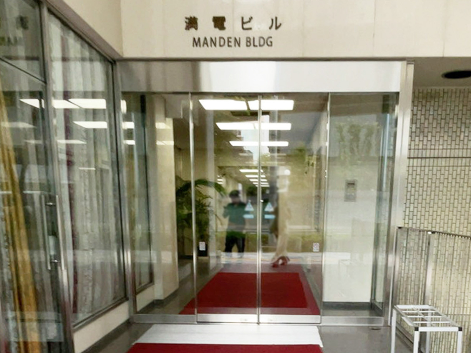 オフィスビル出入口