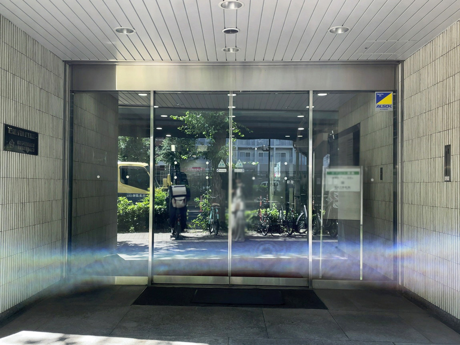 オフィスビル出入口