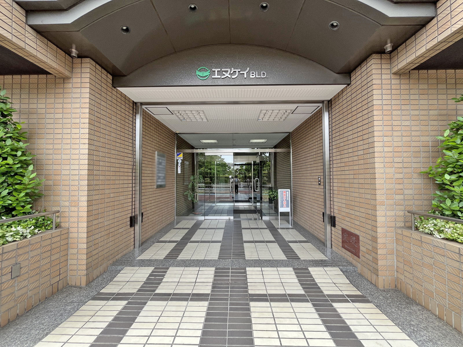 オフィスビル出入口