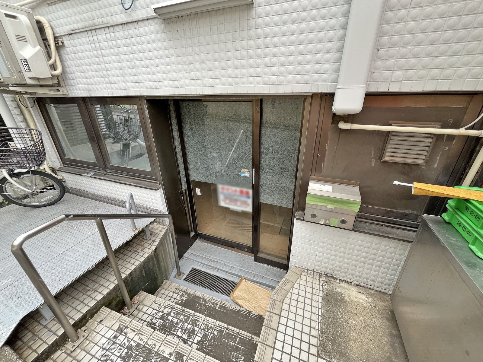 オフィスビル出入口